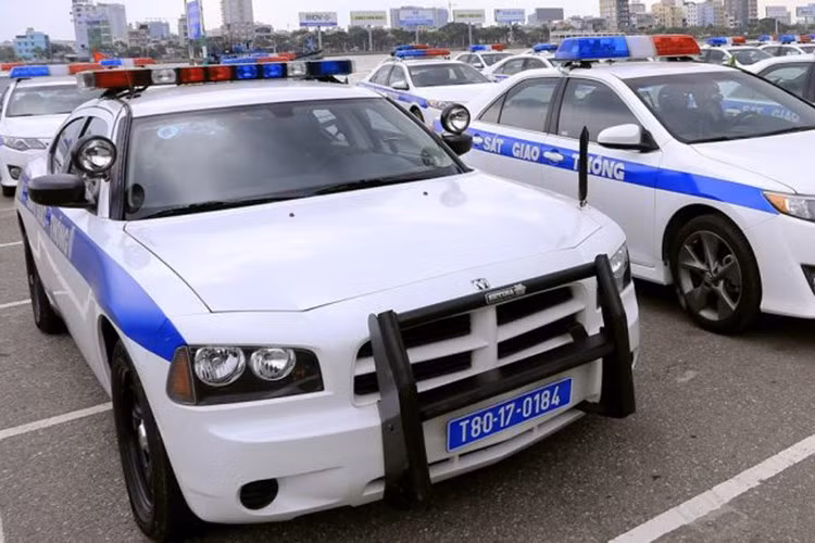 Đây chính là chiếc siêu xe Dodge Charger duy nhất của lực lượng cảnh sát giao thông Biên Hoà, Đồng Nai. Mẫu xe cơ bắp này bắt đầu xuất hiện và phục vụ lực lượng chức năng Biên Hoà vào khoảng năm 2013. Mới đây nó được trưng dụng để phục vụ cho việc bảo đảm an ninh của hội nghị APEC 2017 tại Thành phố Đà Nẵng.