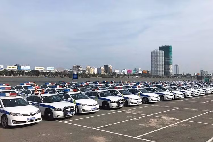 Ngoài mẫu Dodge Charger, dàn xe cảnh sát phục vụ hội nghị cấp cao APEC 2017 còn có sự xuất hiện của nhiều chủng loại xe khác, như Toyota Camry bản nhập khẩu, Toyota Land Cruiser và hai thương hiệu hạng sang là Audi và Mercedes-Benz, cùng nhiều mẫu xe đặc chủng khác.