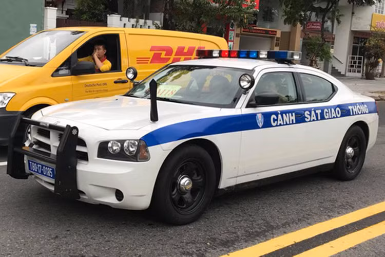 Dodge là một tên tuổi lớn trong dòng "xe cơ bắp" Mỹ, trong khi các đối thủ ngày càng đi theo hướng hiện đại hoá, làm mất đi vẻ hoang dại vốn có của mình thì Challenger vẫn còn bảo tồn được đặc trưng từ những thuở ban đầu. Ở phiên bản thế hệ thứ 6 này tại Việt Nam, mẫu xe Dodge Charger sở hữu động cơ V6 3.5L cùng hộp số tự động 5 cấp.