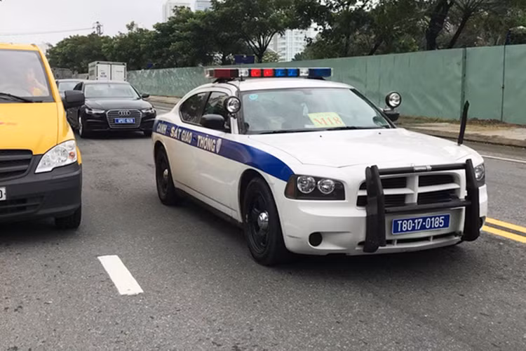 Ngoài các trang bị tiêu chuẩn của một mẫu xe thương mại đầy sức mạnh được bán ra thị trường, siêu xe cảnh sát Dodge Charger tại Việt Nam còn được trang bị một số các chi tiết được "thửa riêng" cho công việc tuần tra, dân đoàn như; còi hụ, cản thép chống va đập, đèn báo dẫn đoàn...