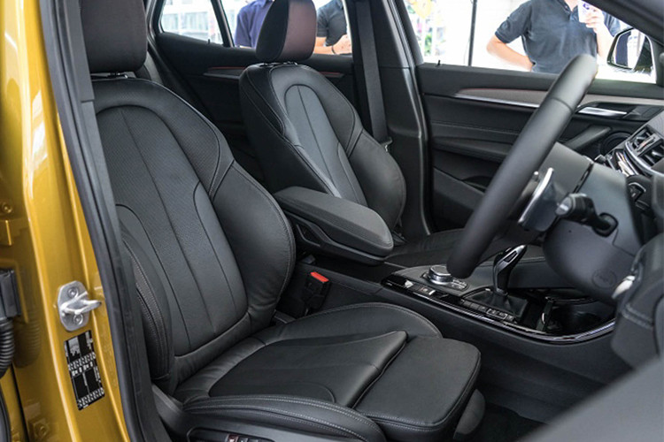 Nội thất của X2 còn sở hữu những chi tiết cao cấp như chỉ khâu màu đối lập, chất liệu sensatec và da alcantara cao cấp. Khoang hành lý của chiếc crossover hạng sang này có dung tích lên đến 470 lít. Ngoài ra, X2 các tính năng an toàn như hỗ trợ đèn pha, phanh trong thành phố, kiểm soát hành trình thích ứng và hỗ trợ lúc tắc đường...