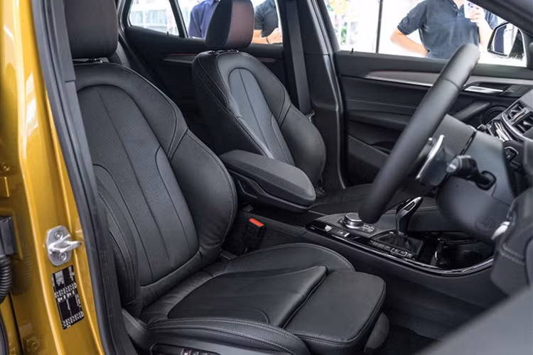 Nội thất của X2 còn sở hữu những chi tiết cao cấp như chỉ khâu màu đối lập, chất liệu sensatec và da alcantara cao cấp. Khoang hành lý của chiếc crossover hạng sang này có dung tích lên đến 470 lít. Ngoài ra, X2 các tính năng an toàn như hỗ trợ đèn pha, phanh trong thành phố, kiểm soát hành trình thích ứng và hỗ trợ lúc tắc đường...