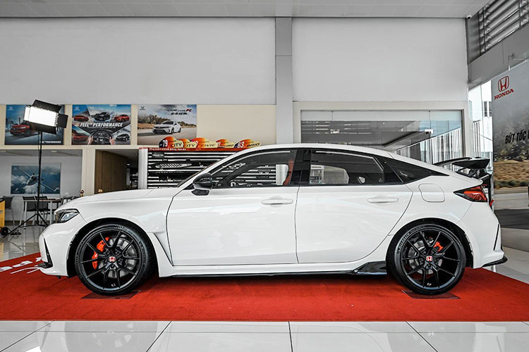 Giá bán cao, chậm cải tiến cùng sự nghèo nàn về phiên bản là những điểm yếu khiến mẫu sedan cỡ D Honda Accord ế ẩm và ngày càng trượt dài trên bảng xếp hạng top bán chậm nhất thị trường ôtô Việt.