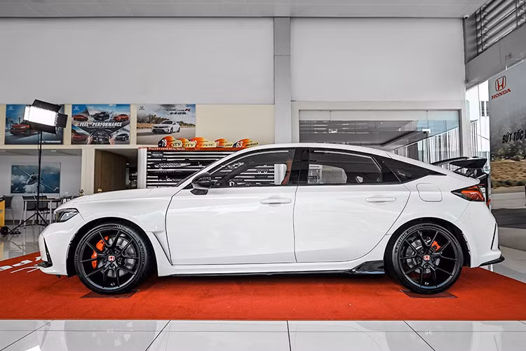 Giá bán cao, chậm cải tiến cùng sự nghèo nàn về phiên bản là những điểm yếu khiến mẫu sedan cỡ D Honda Accord ế ẩm và ngày càng trượt dài trên bảng xếp hạng top bán chậm nhất thị trường ôtô Việt.