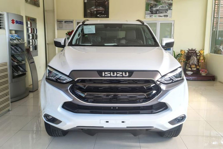 Là một trong những mẫu ôtô hiếm hoi ghi nhận doanh số bán hàng tăng trưởng trong tháng 8 nhưng Isuzu mu-X vẫn chưa thể thoát top bán ít khi lượng xe được người tiêu dùng lựa chọn mới chỉ dừng lại ở con số 20 chiếc, tăng 2 xe so với tháng liền trước.