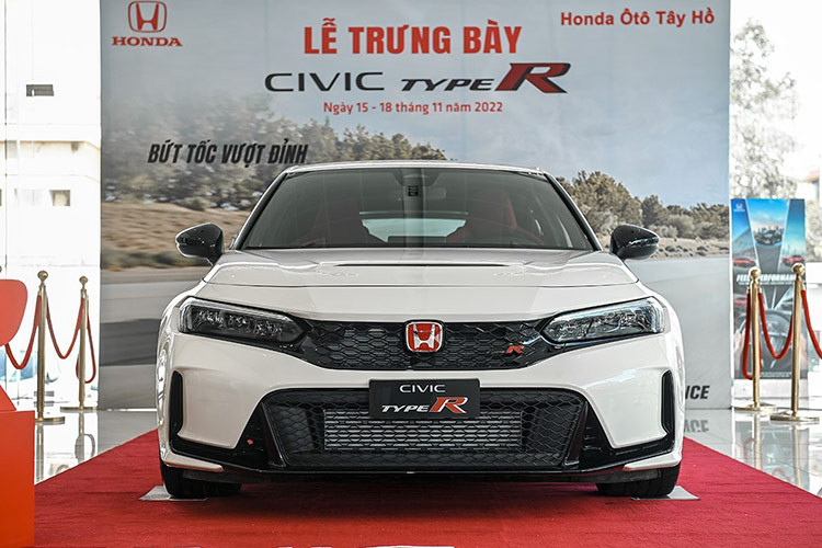 Với Honda Civic TypeR, giá bán cao (gần 2,4 tỷ đồng) cùng sự hạn chế về tệp khách hàng khi được định vị tại phân khúc xe thể thao, số sàn đã khiến mẫu xe này gặp trở ngại trong việc kiến tạo doanh số.