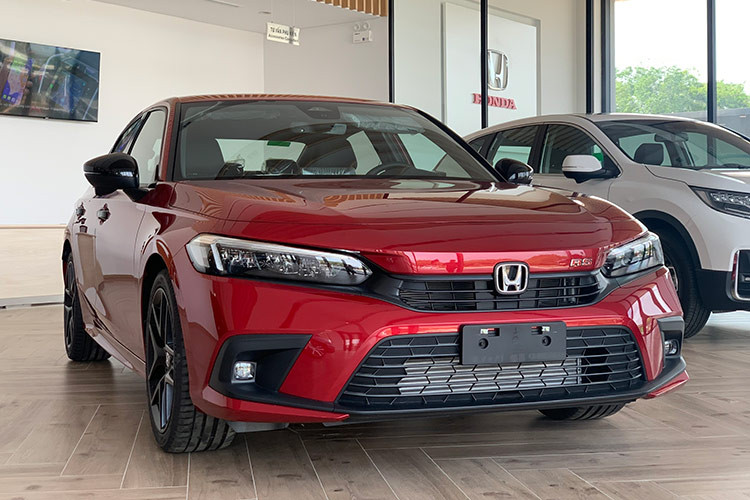 Ngoài Accord và Civic Type R, Honda còn góp thêm Civic vào top bán ít nhất tháng với 21 xe bán ra, giảm 39 xe theo tháng. Sự lên ngôi của ôtô gầm cao cùng tâm lý kiêng kỵ mua sắm tài sản giá trị cao của người Việt trong tháng ngâu là nguyên nhân khiến doanh số bán xe Honda Civic giảm mạnh tháng vừa qua.