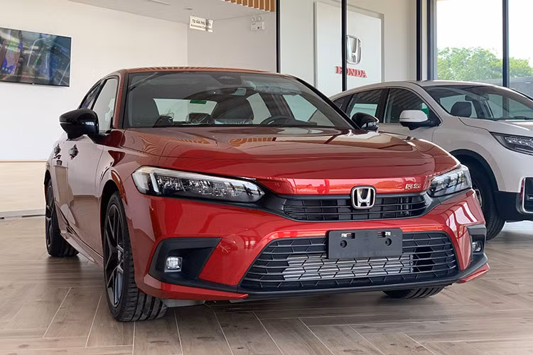Ngoài Accord và Civic Type R, Honda còn góp thêm Civic vào top bán ít nhất tháng với 21 xe bán ra, giảm 39 xe theo tháng. Sự lên ngôi của ôtô gầm cao cùng tâm lý kiêng kỵ mua sắm tài sản giá trị cao của người Việt trong tháng ngâu là nguyên nhân khiến doanh số bán xe Honda Civic giảm mạnh tháng vừa qua.