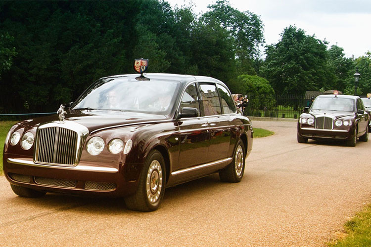Hãng siêu xe sang Anh quốc đã gửi đến Nữ hoàng Elizabeth II chiếc Bentley State Limousine dành riêng cho bà vào dịp 50 trị vì. Mẫu xe sử dụng động cơ V8, dung tích 6.75 lít, cho công suất 400 mã lực, mô-men xoắn 835 Nm. Thân xe bọc thép, cabin kín khí để chống các cuộc tấn công hóa học, lốp xe chống nổ. Cửa xe có thể mở theo góc 90 độ, để người trong xe có thể ra vào dễ dàng.