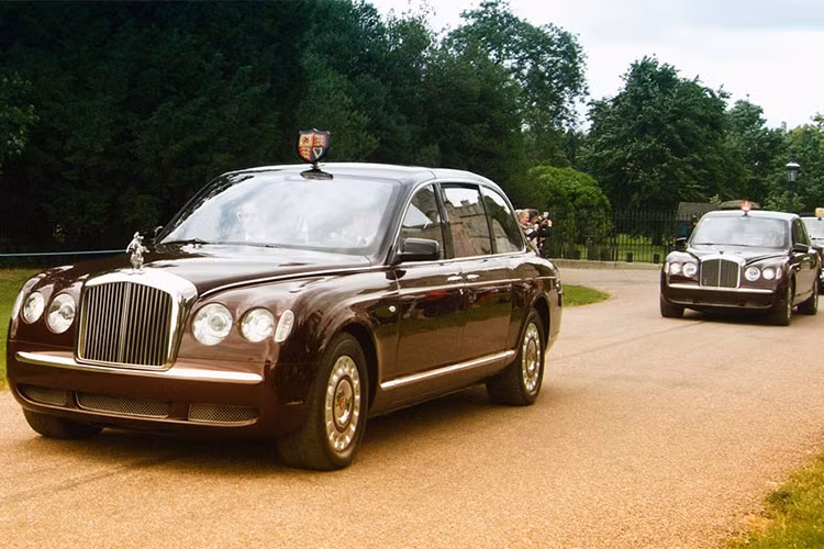 Hãng siêu xe sang Anh quốc đã gửi đến Nữ hoàng Elizabeth II chiếc Bentley State Limousine dành riêng cho bà vào dịp 50 trị vì. Mẫu xe sử dụng động cơ V8, dung tích 6.75 lít, cho công suất 400 mã lực, mô-men xoắn 835 Nm. Thân xe bọc thép, cabin kín khí để chống các cuộc tấn công hóa học, lốp xe chống nổ. Cửa xe có thể mở theo góc 90 độ, để người trong xe có thể ra vào dễ dàng.