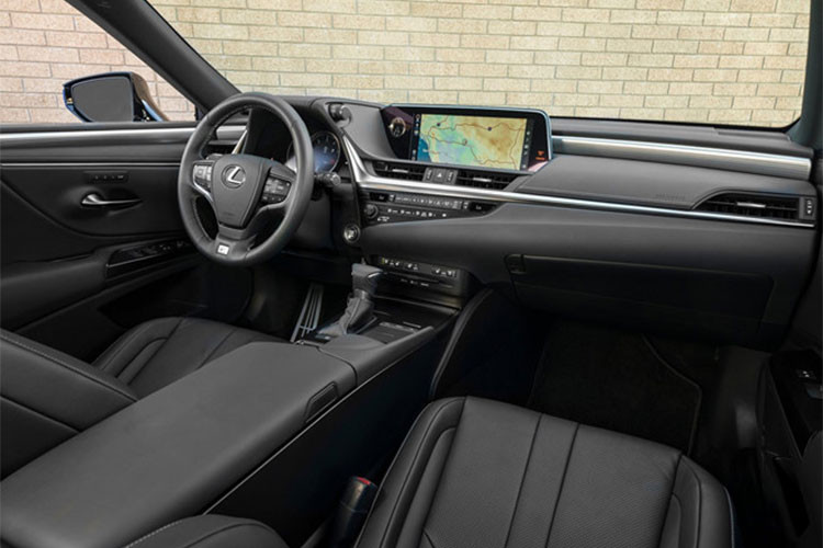 Cung cấp sức mạnh cho Lexus ES 350 2019 là động cơ xăng V6, dung tích 3,5 lít, sản sinh công suất tối đa 302 mã lực và mô-men xoắn cực đại 362 Nm. Động cơ kết hợp với hộp số tự động 8 cấp thay cho loại 6 cấp cũ và hệ dẫn động cầu trước. Theo Cục bảo vệ môi trường Mỹ EPA, Lexus ES 350 2019 tiêu thụ lượng xăng là 10,7 lít/100 km nội thành, 7,1 lít/100 km cao tốc và 9 lít/100 km đường hỗn hợp.