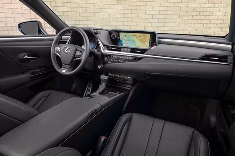 Cung cấp sức mạnh cho Lexus ES 350 2019 là động cơ xăng V6, dung tích 3,5 lít, sản sinh công suất tối đa 302 mã lực và mô-men xoắn cực đại 362 Nm. Động cơ kết hợp với hộp số tự động 8 cấp thay cho loại 6 cấp cũ và hệ dẫn động cầu trước. Theo Cục bảo vệ môi trường Mỹ EPA, Lexus ES 350 2019 tiêu thụ lượng xăng là 10,7 lít/100 km nội thành, 7,1 lít/100 km cao tốc và 9 lít/100 km đường hỗn hợp.