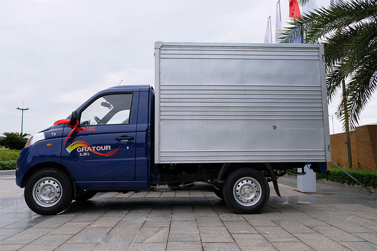 Nằm dưới lớp vỏ của Foton Gratour T3 mới có thiết kế lấy cảm hứng từ các dồng xe con hiện đại, cấu trúc thân xe của Gratour T3 được thiết kế liền khối với kích cỡ dầm là 100 x 65 x 2.5 mm, mang lại khả năng chịu tải lớn hơn so với dầm hình chữ U được kết nối với nhau thông thường.