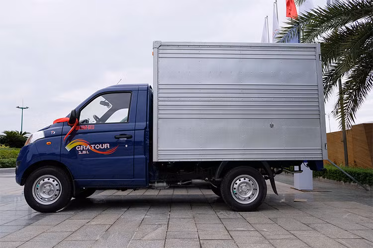 Nằm dưới lớp vỏ của Foton Gratour T3 mới có thiết kế lấy cảm hứng từ các dồng xe con hiện đại, cấu trúc thân xe của Gratour T3 được thiết kế liền khối với kích cỡ dầm là 100 x 65 x 2.5 mm, mang lại khả năng chịu tải lớn hơn so với dầm hình chữ U được kết nối với nhau thông thường.