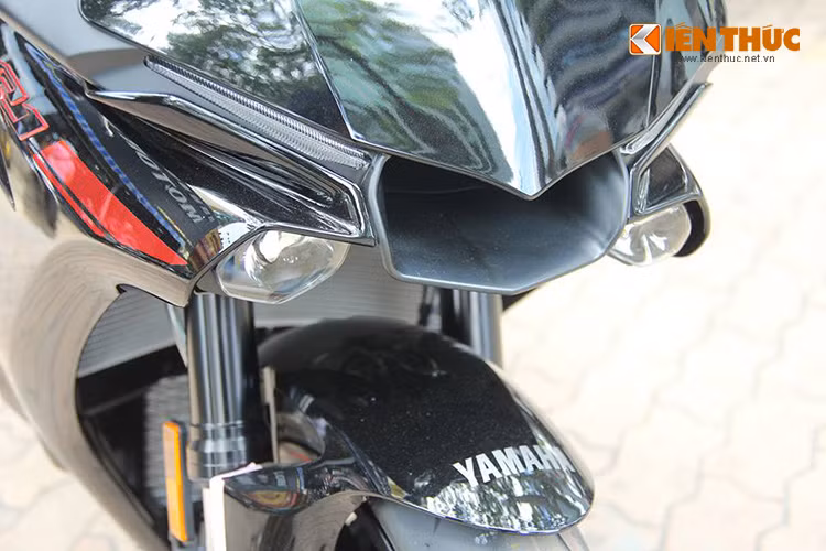 Cụm đèn pha và kính chắn gió phía trước chia sẻ từ thiết kế của mẫu M1 trên đường đua MotoGP. Đèn pha dạng LED mới bên cạnh hệ thống đèn xi-nhan, đèn hậu cũng sử dụng bóng LED. 