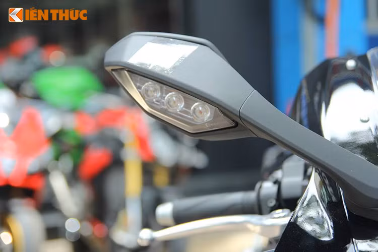 Đèn xi nhan dạng LED của YZF-R1 2015 được tích hợp ngay trên gương chiếu hậu của xe.