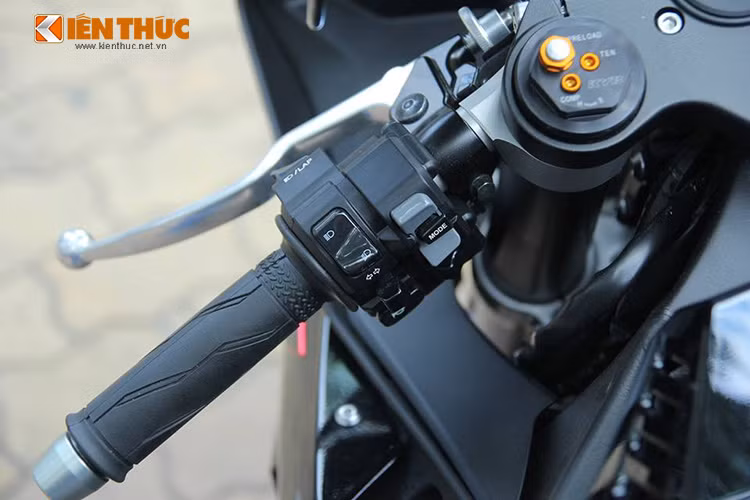 Cụm công tắc bên trái vẫn sử dụng các nút bấm cơ bản của xe không có nhiều thay đổi với đèn, còi, xi nhan,...