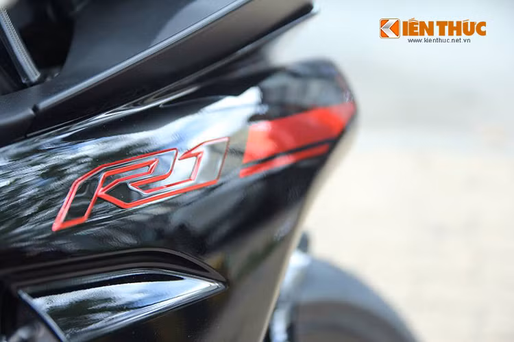 Ngoài ra dàn áo còn được tạo điểm nhấn bởi tem nổi chữ R1 màu đỏ ở bên hông xe và tem viền theo vành mâm. Tuy chỉ có ít màu đỏ xuất hiện trên phiên bản này nhưng đó lại là điểm nhấn ấn tượng cho xe.