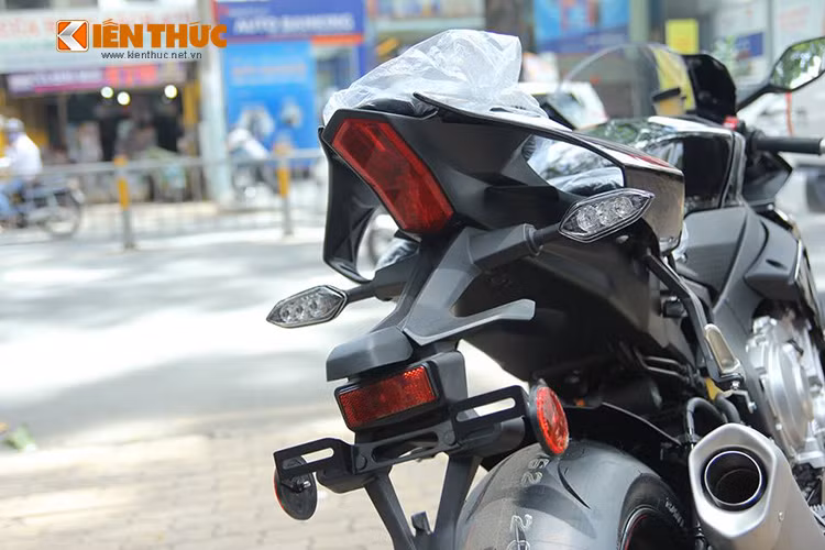 YZF-R1 thế hệ mới dài 2.055 mm, rộng 690 mm và cao 1.150 mm. Chiều cao yên 855 mm. Thế hệ mới có trục cơ sở được rút ngắn hơn so với mẫu cũ, ở mức 1.405 mm nhằm ôm cua dễ dàng hơn.