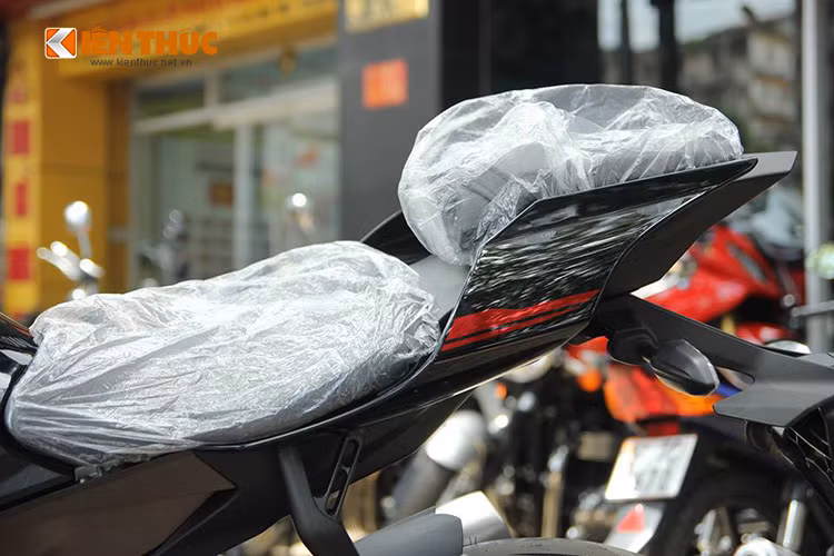 Yên xe thiết kế kiểu dáng hai mảnh thể thao, đủ chỗ cho hai người ngồi với chiều cao yên 855 mm.