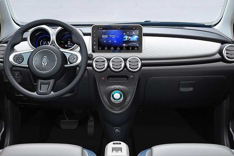 Trên khía cạnh hiệu suất, mẫu xe này chỉ được trang bị với một mô-tơ điện 35 kW duy nhất, tương đối nhỏ đối với một phương tiện cỡ này. Nó được mong đợi giới hạn tốc độ tối đa của ORA R1 ở khoảng 100 km/h, khá ổn đối với mục đích sử dụng chính trong thành thị và thi thoảng trên lối vào cao tốc.