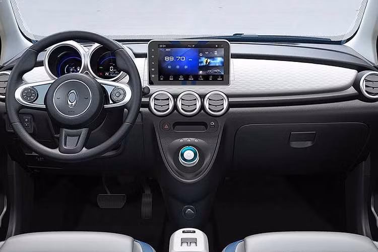 Trên khía cạnh hiệu suất, mẫu xe này chỉ được trang bị với một mô-tơ điện 35 kW duy nhất, tương đối nhỏ đối với một phương tiện cỡ này. Nó được mong đợi giới hạn tốc độ tối đa của ORA R1 ở khoảng 100 km/h, khá ổn đối với mục đích sử dụng chính trong thành thị và thi thoảng trên lối vào cao tốc.