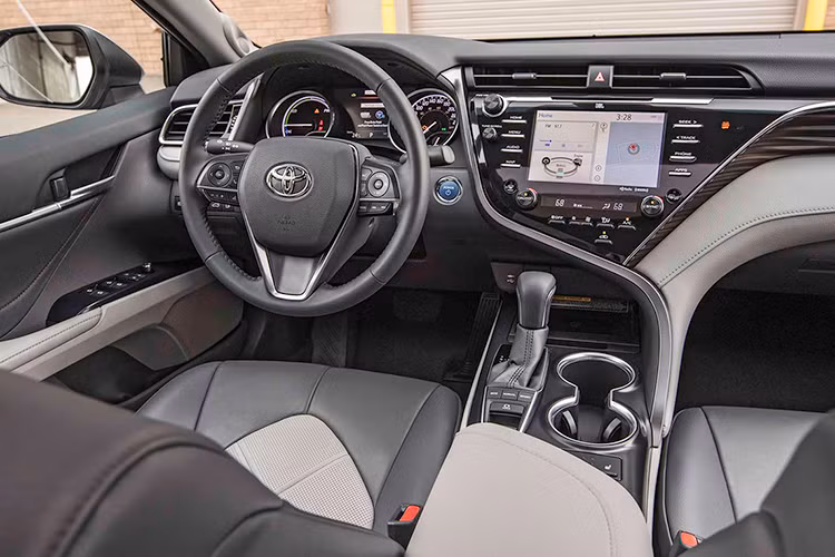 Xe cũng sở hữu chiều dài tổng thể 4.859 mm (tăng 10 mm), rộng 1.834 mm (tăng 13 mm), cao 1.440 mm (giảm 30 mm) và chiều dài cơ sở 2.824 mm. Những hình ảnh được Toyota tiết lộ cho thấy đây là Camry Hybrid 2018 với sự khác biệt đôi chút là xe được bổ sung đèn sương mù trong lưới tản nhiệt, đây là chi tiết mà phiên bản Mỹ không có.