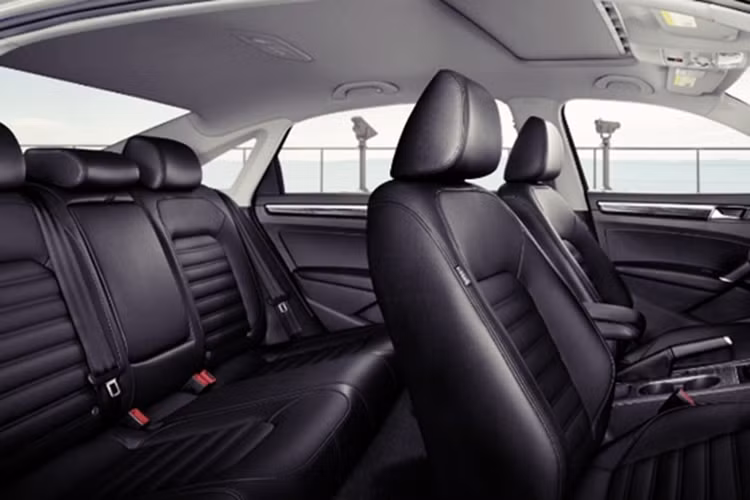 Tại thị trường Mỹ, Camry 2018 có gói Toyota Safety Sense P tiêu chuẩn, bao gồm tránh va chạm sớm, phát hiện người đi bộ, kiểm soát hành trình thích ứng dựa trên radar, cảnh báo chuyển làn đường, hỗ trợ đánh lái và đèn pha tự động. Đặc biệt, toàn bộ dòng Toyota Camry 2018 đều có 10 túi khí và camera lùi. Một số bản của Camry phiên bản 2018 còn có tính năng phát hiện điểm mù và cảnh báo giao thông phía sau.