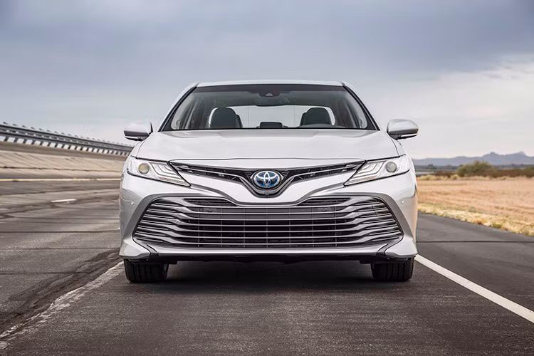 Qua những hình ảnh được Toyota cung cấp, có thể nhận thấy kiểu dáng của Toyota Camry phiên bản dành cho thị trường Nhật Bản không có quá nhiều khác biệt so với phiên bản Mỹ từng xuất hiện tại triển lãm Detroit 2017 vừa diễn ra vào hồi tháng 1 năm nay.