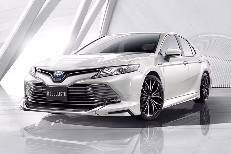 Camry thế hệ mới là dòng xe đầu tiên của Toyota ứng dụng hệ thống giải trí Toyota Entune™ 3.0, với giao diện trực quan và kết nối dễ dàng hơn. Và hơn cả là tính năng cho phép khởi động xe từ xa, thông báo tình trạng xe và tìm xe. Hệ thống còn có thể phát wifi, kết nối tối đa 5 điện thoại với tốc độ truyền dữ liệu 4G LTE, cung cấp khả năng kết nối nhanh nhất.