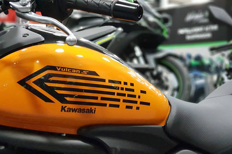 Xe vẫn sử dụng khung thép màu đen bao quanh, giúp xe trở nên nhỏ gọn và hầm hố hơn. Đuôi xe vẫn không khác biệt so với "người tiền nhiệm", phía sau yên xe dạng đôi nhưng thiết kế liền với rộng trước, gọn sau. Bình xăng của xe có dung tích 14 lít và có trọng lượng lên đến 228 kg.