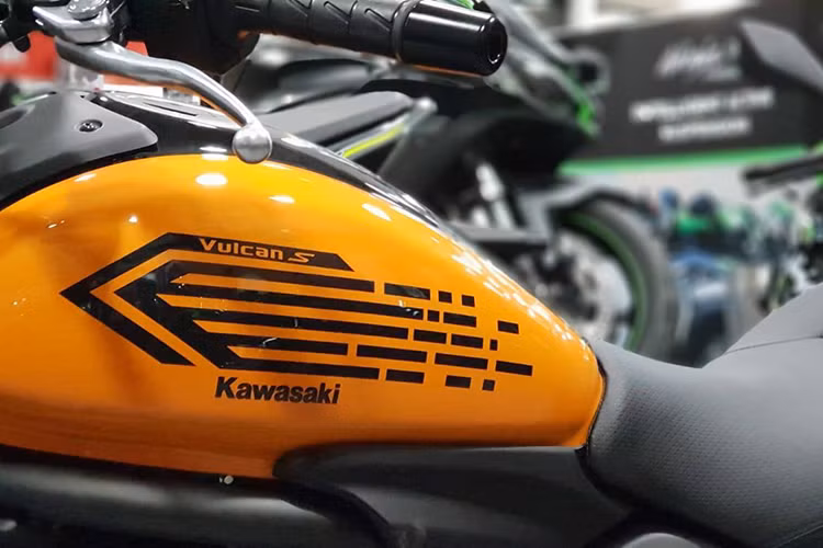 Xe vẫn sử dụng khung thép màu đen bao quanh, giúp xe trở nên nhỏ gọn và hầm hố hơn. Đuôi xe vẫn không khác biệt so với "người tiền nhiệm", phía sau yên xe dạng đôi nhưng thiết kế liền với rộng trước, gọn sau. Bình xăng của xe có dung tích 14 lít và có trọng lượng lên đến 228 kg.