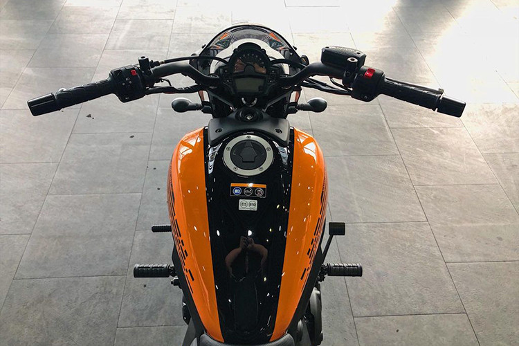 Chỉ thay đổi một số chi tiết bên ngoài đặc biẹt là bộ tem mới, mẫu Vulcan S Cafe 2019 cũng giống như phiên bản trước khi được xây dựng và phát triển dựa trên "người anh em" ER-6N với kiểu dáng đặc trưng của một mẫu cruiser hạng trung đúng nghĩa như tay lái cao và dài, kết hợp cùng vị trí ngồi thấp với chiều cao yên chỉ vào khoảng 706 mm.