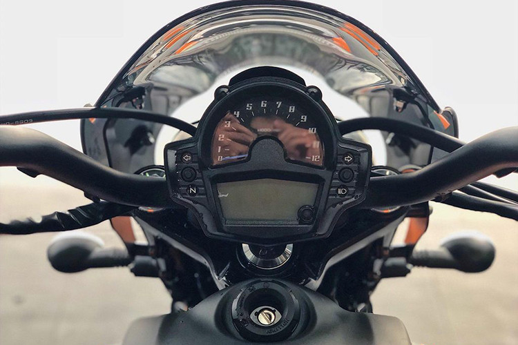 Bảng đồng hồ của xe không thay đổi, vẫn có đôi chút ảnh hưởng của nhiều thương hiệu mới hiện nay được trang bị một đồng hồ dạng kim hiển thị vòng tua máy, một màn hình lcd hiển thị tốc độ, nhiên liệu, thống số..., tuy nhiên mẫu xe môtô Vulcan S Cafe mới này vẫn giữ lại được những đặc điểm vốn có của mình với các nút bấm đơn giản, dễ sử dụng.