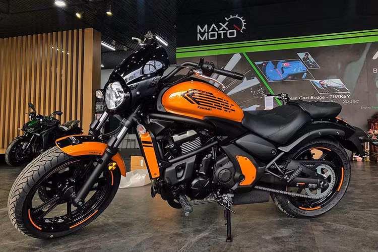 Với tạo hình mới mang phong cách của một mẫu xe cổ điển, Kawasaki Vulcan S phiên bản Cafe đã để lại ấn tượng mạnh với những người đam mê môtô phân khối lớn nhưng lại yêu thích sự xê dịch trên những dòng xe hoài cổ lãng tử. Mới đây, phiên bản Kawasaki Vulcan S Cafe 2019 đã chính thức có mặt tại Việt Nam.