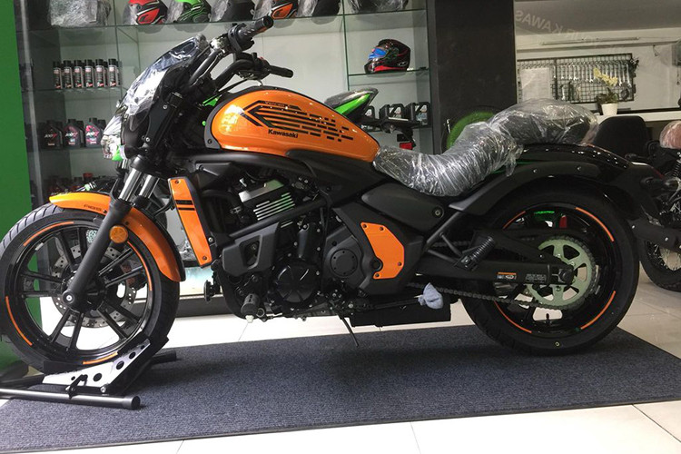 Về ngoại thất, Vulcan S Cafe 2019 không có quá nhiều sự khác biệt với “người tiền nhiệm”. Thay vào đó là một số chi tiết được làm mới. Xe vẫn sở hữu các số đo bao gồm D x R x C tương ứng 2.311 x 881 x 1.110 mm, khoảng sáng gầm xe 130 mm cùng chiều cao yên chỉ 706 mm.