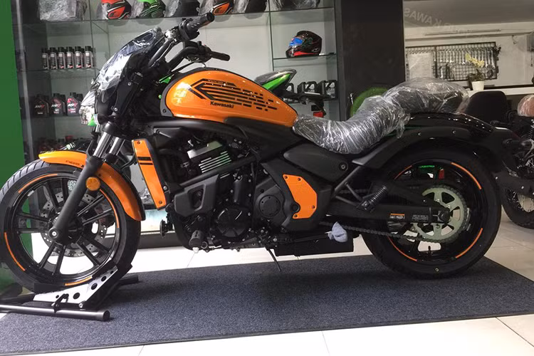 Về ngoại thất, Vulcan S Cafe 2019 không có quá nhiều sự khác biệt với “người tiền nhiệm”. Thay vào đó là một số chi tiết được làm mới. Xe vẫn sở hữu các số đo bao gồm D x R x C tương ứng 2.311 x 881 x 1.110 mm, khoảng sáng gầm xe 130 mm cùng chiều cao yên chỉ 706 mm.