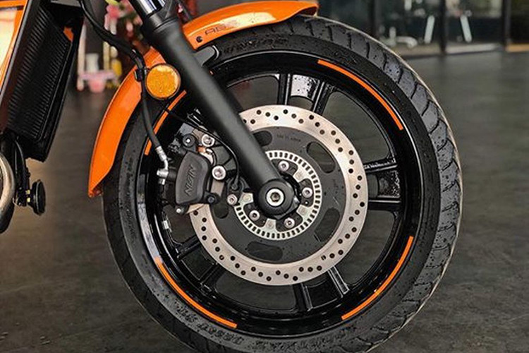 Xe được trang bị bộ vành 5 chấu với thiết kế to bản cùng kích thước lên tới 18 inch, lốp 12/70. Phuộc ống lồng Telescopic giống với thế hệ trước. Phía sau sử dụng giảm xóc đặt chéo tương tự ER-6N, ống pô ẩn phía dưới cùng. Vành sau kích thước 17 inch được bọc trong lốp 160/60. Cả hai bánh trước/sau đều được trang bị phanh đĩa, tích hợp hệ thống ABS.