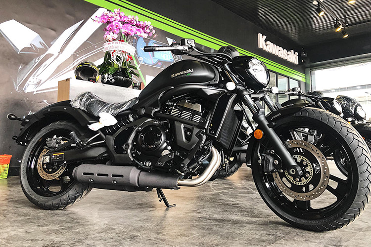 Ngoài ra trên Vulcan S Cafe 2019 này, xe vẫn được trang bị bộ gác chân mới có thể tùy chỉnh 3 vị trí gồm tiêu chuẩn, 25 mm về phía trước và 25 mm lùi về sau (tuy nhiên chủ nhân của chiếc xe phải tháo/lắp thủ công với 2 thanh số có độ dài khác nhau được tặng kèm theo trong lúc mua xe).