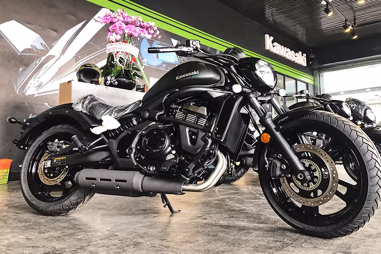 Ngoài ra trên Vulcan S Cafe 2019 này, xe vẫn được trang bị bộ gác chân mới có thể tùy chỉnh 3 vị trí gồm tiêu chuẩn, 25 mm về phía trước và 25 mm lùi về sau (tuy nhiên chủ nhân của chiếc xe phải tháo/lắp thủ công với 2 thanh số có độ dài khác nhau được tặng kèm theo trong lúc mua xe).