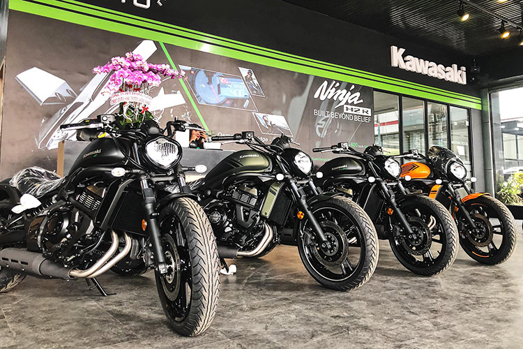 Vulcan S Cafe 2019 được nhập khẩu chính hãng tại thị trường Việt Nam và đang được trưng bày tại các showroom của Kawasaki. Hiện tại, giá xe Kawasaki Vulcan S Cafe 2019 được bán với mức 259 triệu đồng (đã bao gồm VAT), mức giá này tăng hơn khoảng gần 10 triệu đồng so với phiên bản 2018.