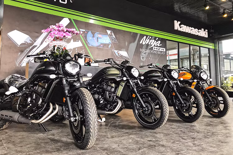 Vulcan S Cafe 2019 được nhập khẩu chính hãng tại thị trường Việt Nam và đang được trưng bày tại các showroom của Kawasaki. Hiện tại, giá xe Kawasaki Vulcan S Cafe 2019 được bán với mức 259 triệu đồng (đã bao gồm VAT), mức giá này tăng hơn khoảng gần 10 triệu đồng so với phiên bản 2018.