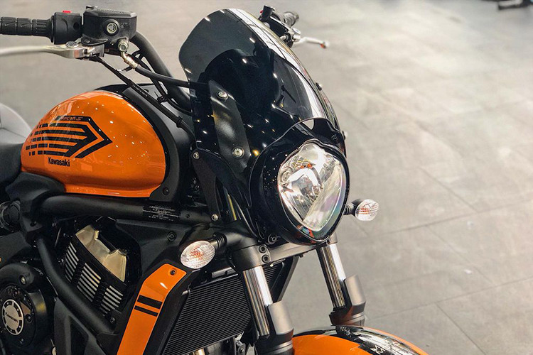 Hệ thống đèn chiếu sáng trên xe vẫn sử dụng công nghệ Halogen cho ánh sáng vàng truyền thống. Đây có vẻ là điểm đáng tiếc của Vulcan S Cafe mới bởi hãng xe máy Kawasaki vẫn chưa trang bị công nghệ LED mới cho xe.