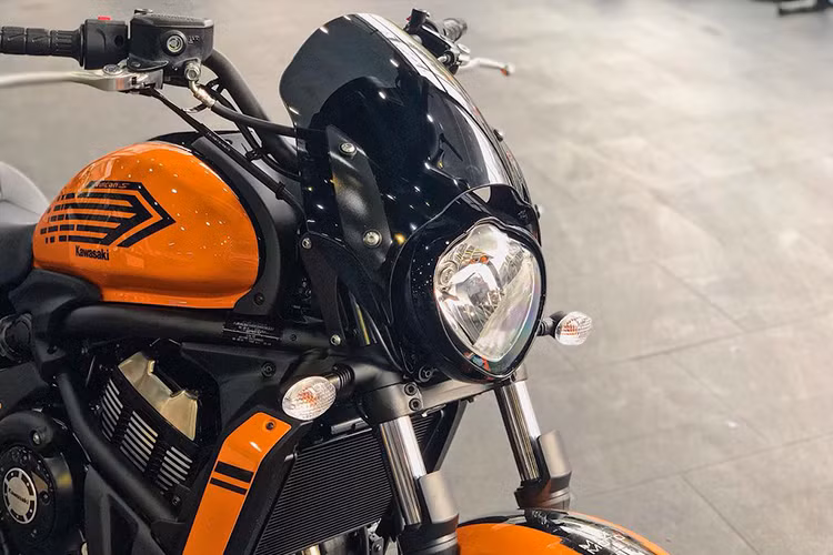 Hệ thống đèn chiếu sáng trên xe vẫn sử dụng công nghệ Halogen cho ánh sáng vàng truyền thống. Đây có vẻ là điểm đáng tiếc của Vulcan S Cafe mới bởi hãng xe máy Kawasaki vẫn chưa trang bị công nghệ LED mới cho xe.