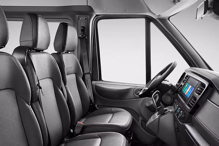 Khả năng tiết kiệm nhiên liệu cũng là một ưu thế đặc biệt của Transit mới. Điều này được thể hiện thông qua động cơ Turbo Diesel 2.2L hoàn toàn mới, đáp ứng tiêu chuẩn châu Âu, kết hợp với hộp số 6 cấp, tạo ra công suất lên tới 136 mã lực.