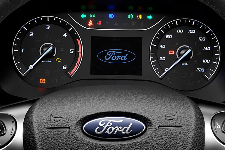 Màn hình giải trí cảm ứng kích thước 10,1 inch thay cho hệ thống giải trí CD. Các núm xoay và nút bấm mới, cửa gió bố trí lại, bảng táp-lô bên ghế phụ không còn hốc chứa đồ lớn như đời cũ. Cuối cùng, ghế hành khách phía sau thiết kế mới và đều được bọc da. Ghế bọc nỉ màu ghi.