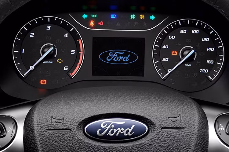 Màn hình giải trí cảm ứng kích thước 10,1 inch thay cho hệ thống giải trí CD. Các núm xoay và nút bấm mới, cửa gió bố trí lại, bảng táp-lô bên ghế phụ không còn hốc chứa đồ lớn như đời cũ. Cuối cùng, ghế hành khách phía sau thiết kế mới và đều được bọc da. Ghế bọc nỉ màu ghi.