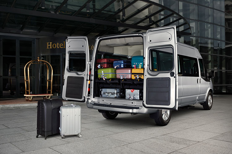 Khi chiếc xe có dấu hiệu mất lái trong quá trình di chuyển, Hệ thống Cân bằng điện tử (ESP) kết hợp với Hệ thống chống bó phanh (ABS) và Phân phối lực phanh điện tử (EBD) sẽ tự động tính toán và phân phối lại lực phanh vào từng bánh xe, đảm bảo chiếc xe không bị trượt và vẫn trong tầm kiểm soát của người lái, đảm bảo an toàn cho hành khách và phương tiện.