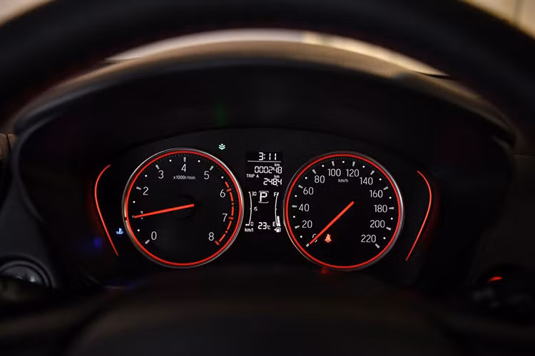 Trên Honda City hatchback 2024 bản RS, khách hàng sẽ ấn tượng ngay với các chi tiết màu đỏ tạo điểm nhấn tại ghế ngồi, vô lăng, viền táp lô, táp pi cửa… Bề mặt táp lô nổi bật với màn hình cảm ứng 8 inch in chìm, các nút bấm chỉnh cơ được lược giản khá nhiều mang đến cái nhìn gọn gàng hơn.