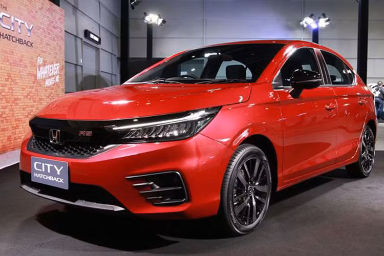 So với phiên bản cũ, Honda City hatchback 2024 có những sự thay đổi nhỏ ở ngoại thất như cụm lưới tản nhiệt và khe gió cản trước lớn hơn. Thiết kế khu vực đèn sương mù cũng được tinh chỉnh hầm hố hơn.